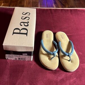 NWT G.H. Bass Co light blue leather thong flip flop (size 8M)